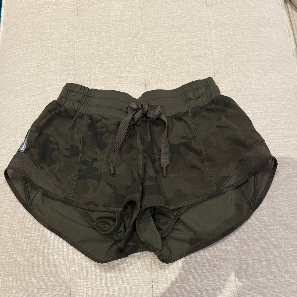 Lululemon "like new" camp hotty hots (2.5) Size- 2